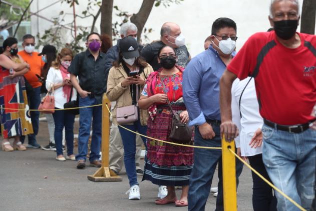 Guatemaltecos se vacunan ante avance de la variante ómicron. (Foto Prensa Libre: Erick Ávila) 
