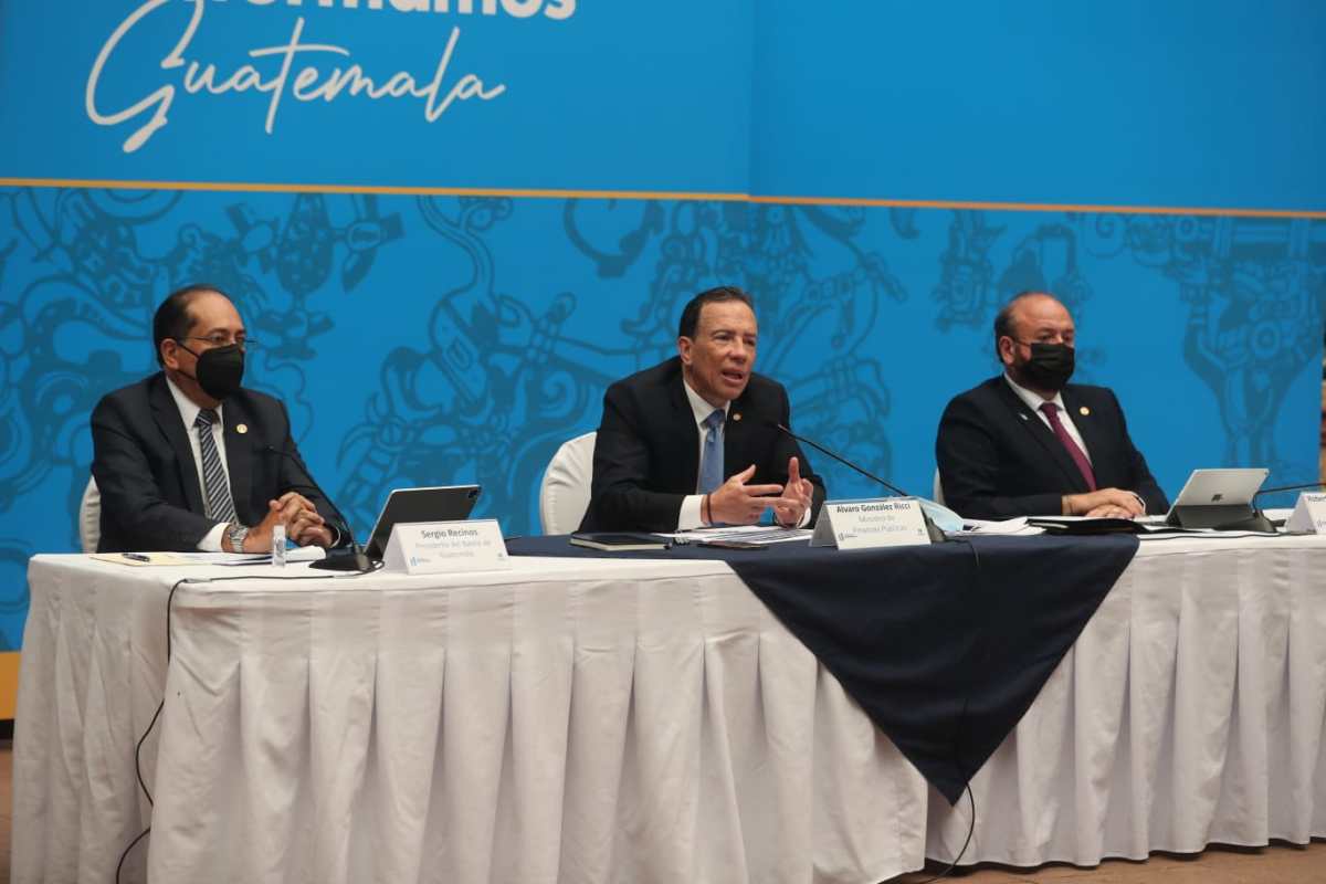 Álvaro González Ricci ministro de Finanzas junto con otros funcionarios de gobierno, presentan el balance de indicadores económicos 2021. (Foto Prensa Libre: Hemeroteca PL) 