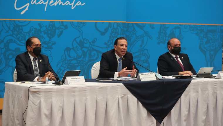 Álvaro González Ricci ministro de Finanzas junto con otros funcionarios de gobierno, presentan el balance de indicadores económicos 2021. (Foto Prensa Libre: Hemeroteca PL) 