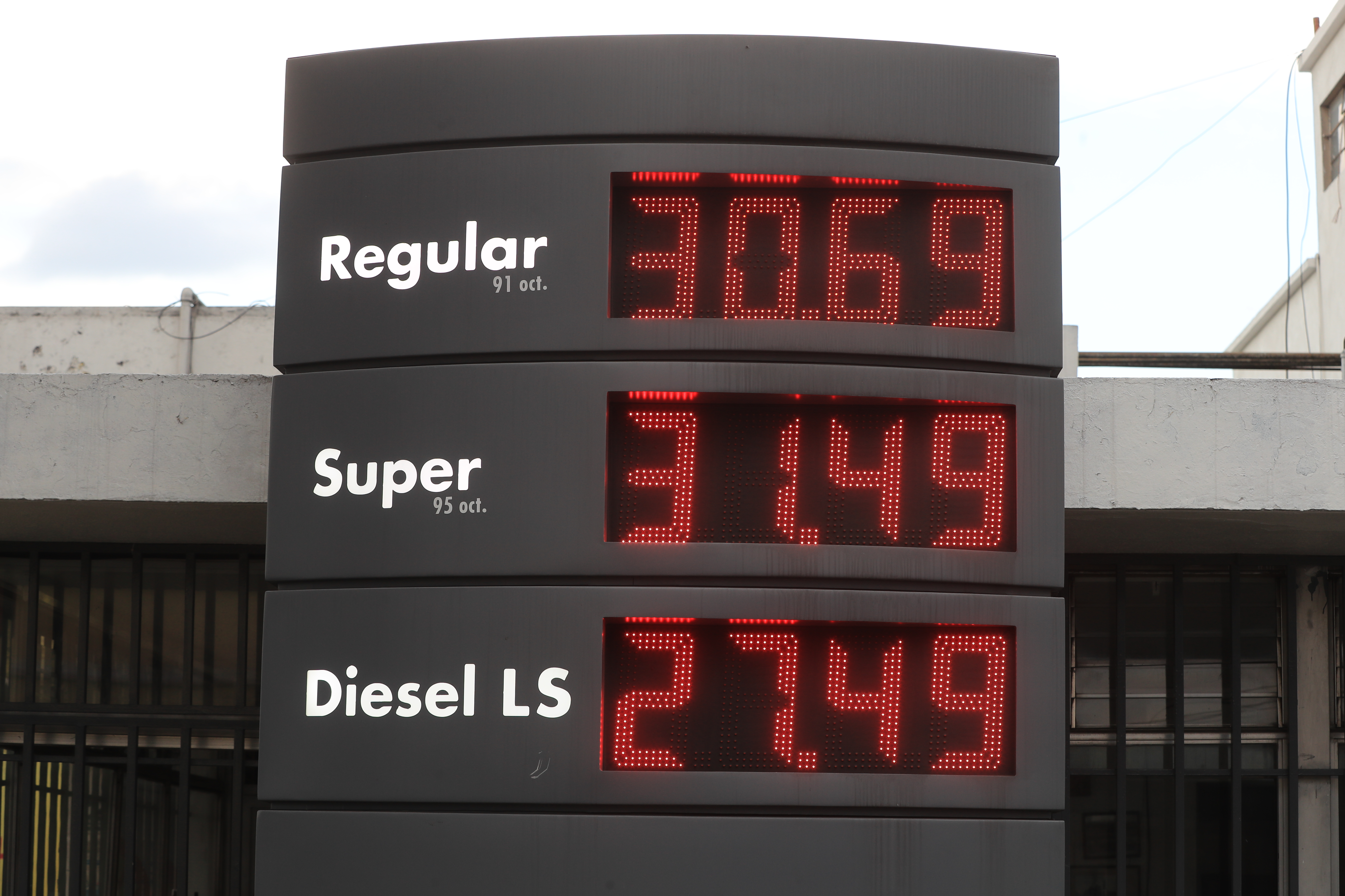 El precio del galón de gasolina y diésel reflejaron un ajuste de Q1 en el mercado local. (Foto Prensa Libre: Byron García) 