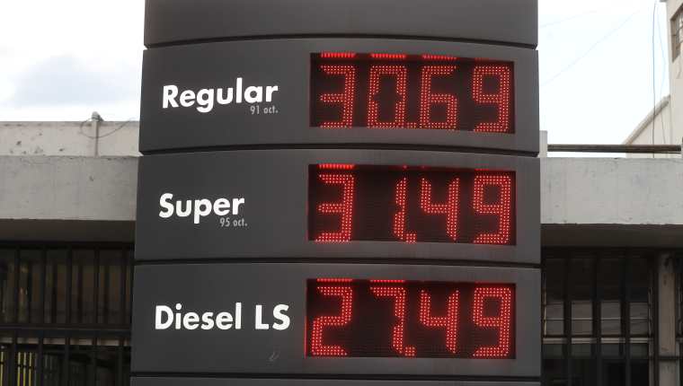 El precio del galón de gasolina y diésel reflejaron un ajuste de Q1 en el mercado local. (Foto Prensa Libre: Byron García) 