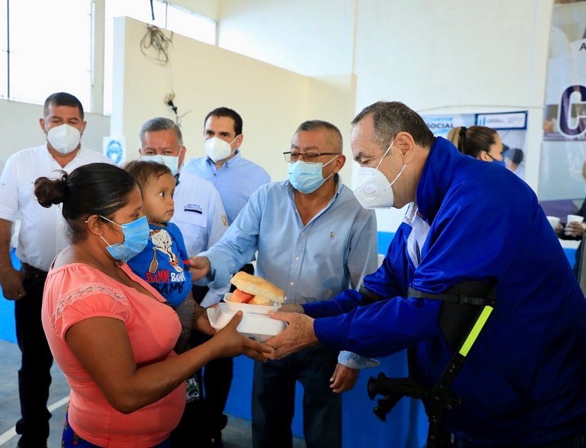El presidente Alejandro Giammattei viajó a Jocotán, Chiquimula, para la inauguración de comedores sociales, luego de haber estado en cuarentena como prevención ante el coronavirus. (Foto Prensa Libre: Gobierno de Guatemala) 