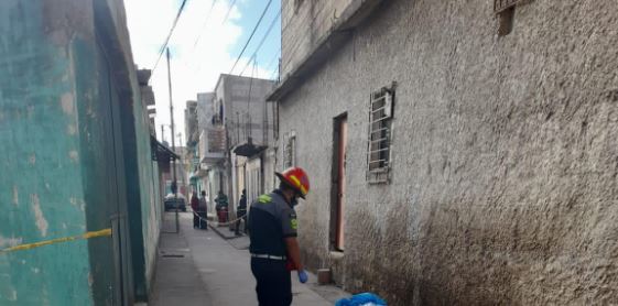 Lugar donde fue encontrado el cadáver de una persona en Mixco. (Foto Prensa Libre: Bomberos Municipales de Mixco)