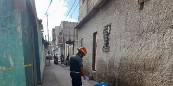 Lugar donde fue encontrado el cadáver de una persona en Mixco. (Foto Prensa Libre: Bomberos Municipales de Mixco)