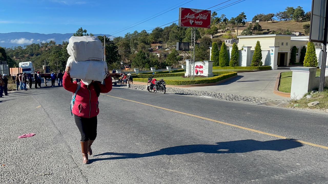 Varios puntos de la ruta Interamericana fueron tomados por transportistas de Huehuetenango por el mal estado de la carretera. (Foto Prensa Libre: Mike Castillo)