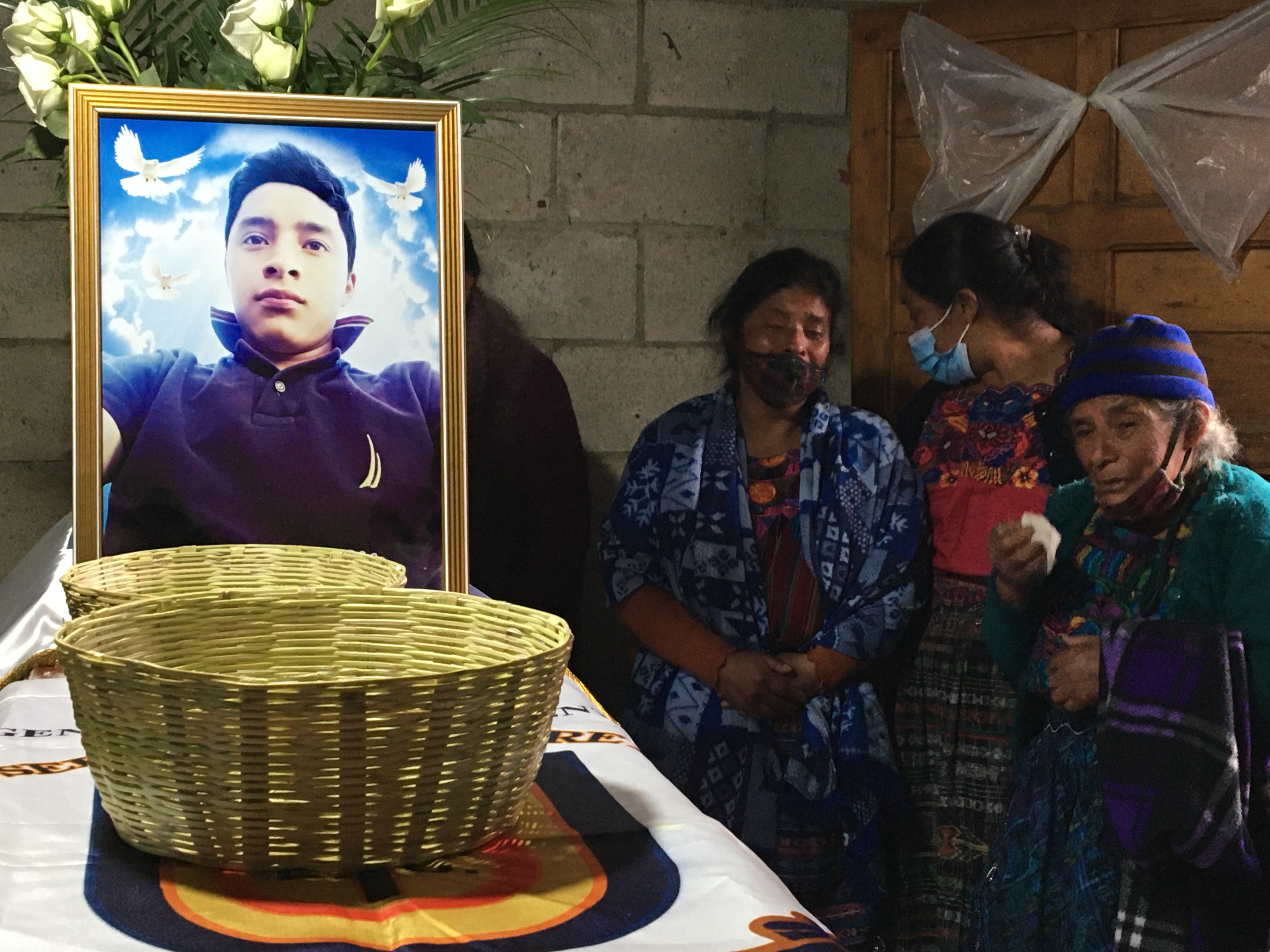 Familiares y amigos de Richard Levi Ordóñez Guarcas, de 17 años, una de las víctimas mortales del fatídico accidente en Chiapas, participan en el funeral, en una aldea de Santa Apolonia, Chimaltenango. (Foto Prensa Libre: Amy Sánchez)