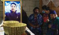 Familiares y amigos de Richard Levi Ordóñez Guarcas, de 17 años, una de las víctimas mortales del fatídico accidente en Chiapas, participan en el funeral, en una aldea de Santa Apolonia, Chimaltenango. (Foto Prensa Libre: Amy Sánchez)
