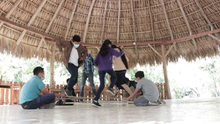 Los niños saltando con bambú en la clase de ritmo muestran coordinación y precisión.  Ellos representan al grupo de quinto y sexto de primaria.  (Foto Prensa Libre: Escuela Caracol)