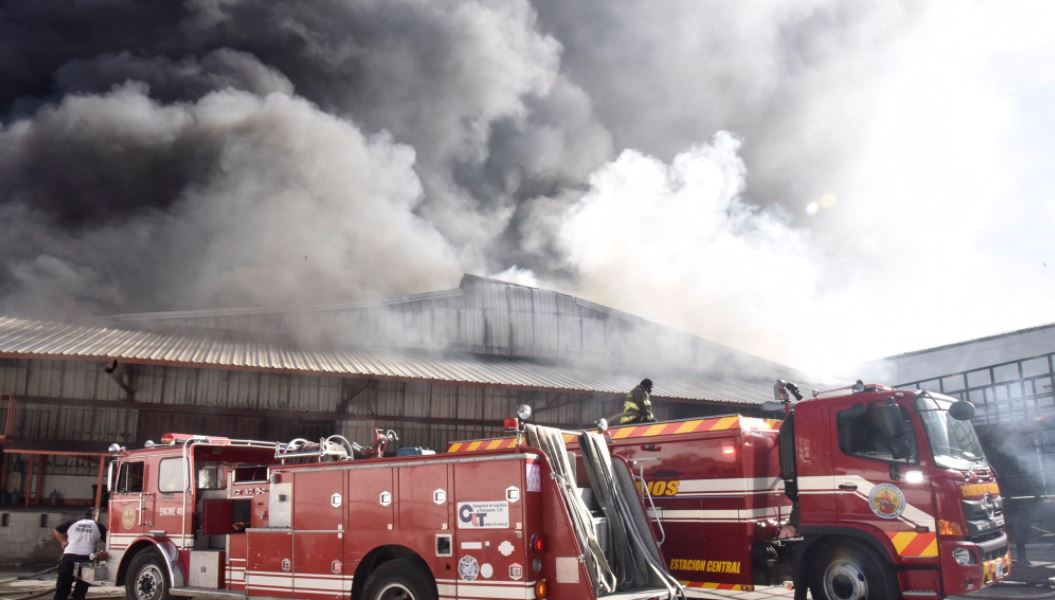 Incendio de grandes proporciones se registra en una fábrica en el ingreso a Amatitlán