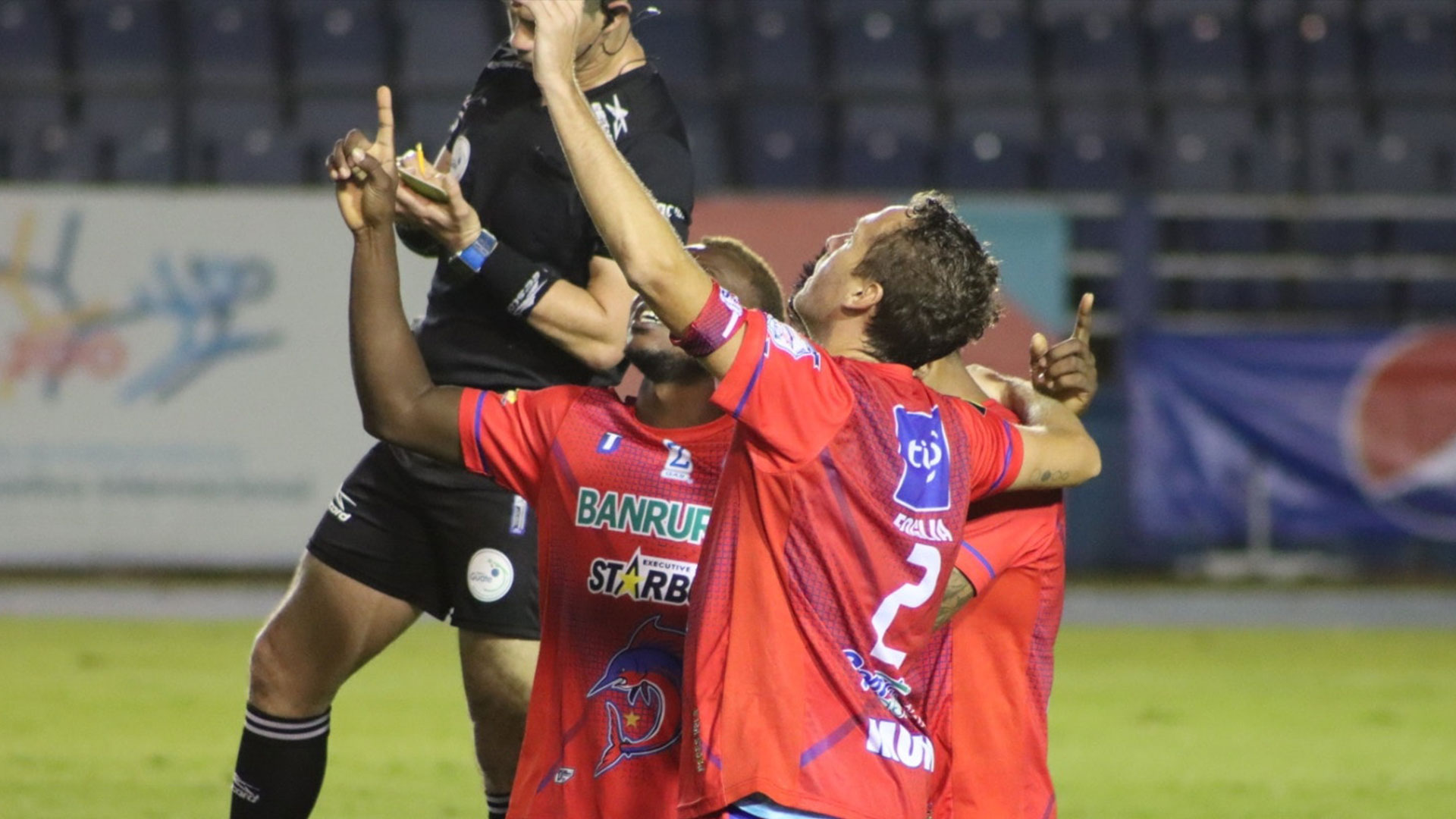 Los jugadores de Iztapa celebrando el empate final ante Comunicaciones. (Foto Prensa Libre. Facebook)