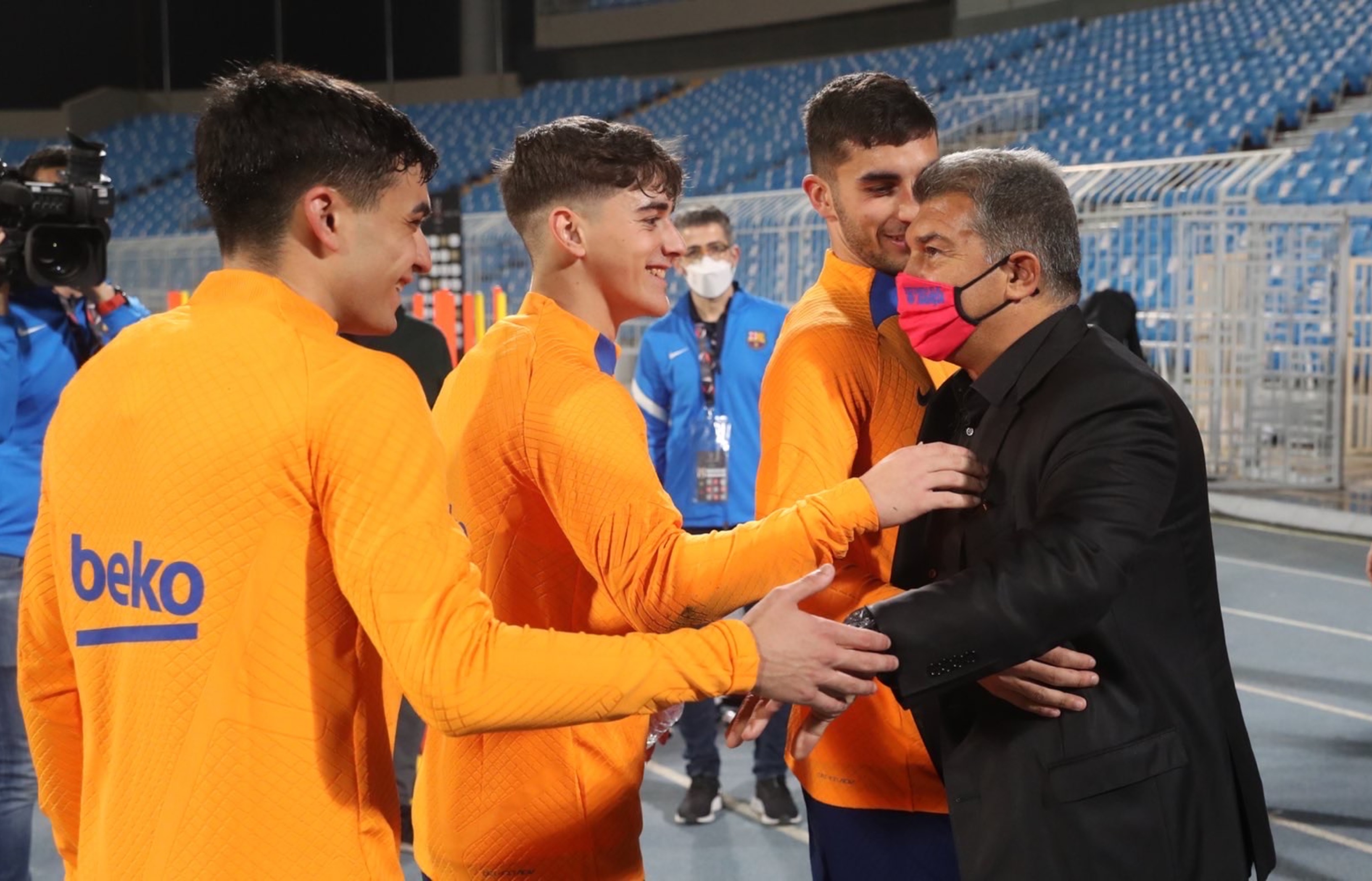 El presidente del FC Barcelona Joan Laporta publicó una serie de fotos antes del Clásico ante el Real Madrid y escribió en su cuenta: "¡Vamos equipo! Tienes la fuerza de la juventud y la moral de la victoria. ¡Suerte y visca el Barça! Foto @JoanLaportaFCB