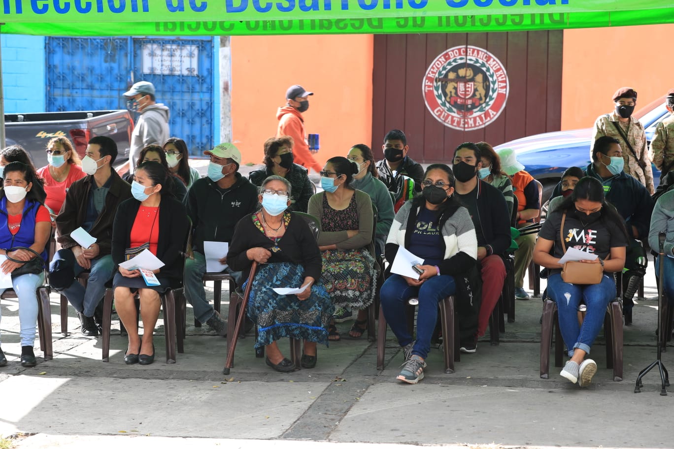 Cientos de personas acudieron a inmunizarse en la Iglesia La Recolección y Santa Catalina. (Foto Prensa Libre: Elmer Vargas)