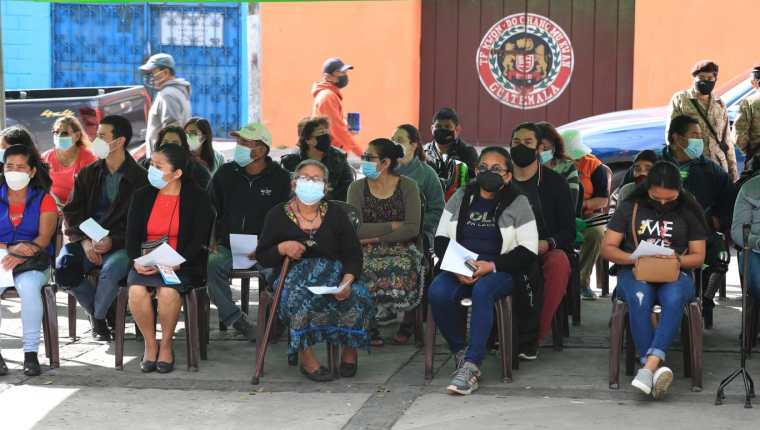 Cientos de personas acudieron a inmunizarse en la Iglesia La Recolección y Santa Catalina. (Foto Prensa Libre: Elmer Vargas)