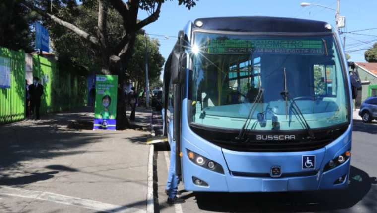 Buses eléctricos que la comuna implementará en el servicio del Transmetro en la capital. (Foto Prensa Libre: Byron García)