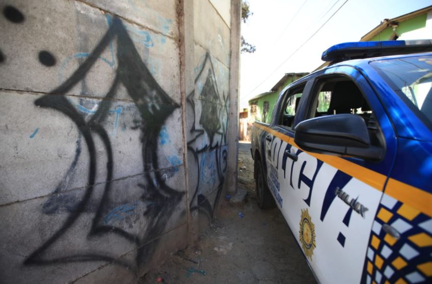 Pintas en paredes evidencian la presencia de pandilleros en Las Trojes, Amatitlán. (Foto Prensa Libre)