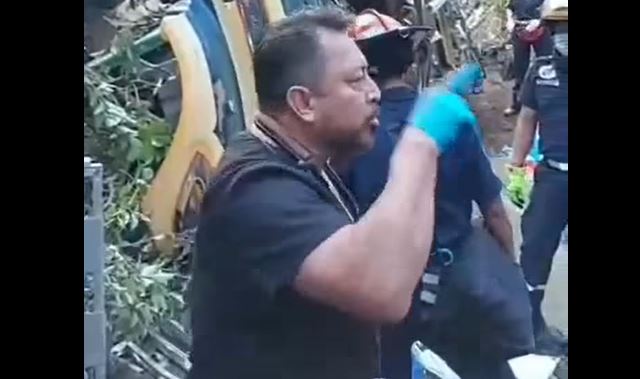 Médico habla indignado en accidente de bus en Sumpango, Sacatepéquez. (Foto Prensa Libre: Tomada de video de Telenoticias Chimaltenango)