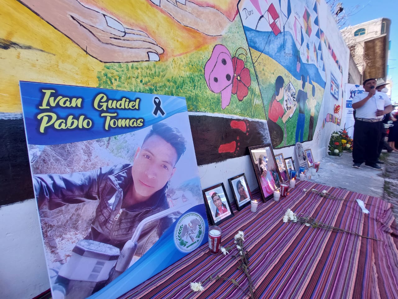 Como un homenaje a sus seres queridos, familiares de las víctimas de la masacre de Tamaulias pintaron un mural en una de las calles del área urbana del municipio, a un año de la tragedia. (Foto: Noticias Comitán en Directo)
