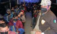 Los migrantes viajaban en dos autobuses turísticos en Puerto Escondido en el sureño estado de Oaxaca. (Foto Prensa Libre: Tomada de @INAMI_mx)