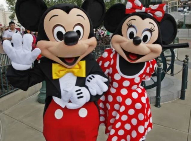 Ambiente Labor Prestador Minnie Mouse cambia su icónico vestido rojo por nuevo atuendo y desata  críticas de seguidores