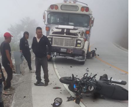 Tres hombres que iban en dos motos resultaron heridos al estrellarse contra un bus en una comunidad de Tajumulco, San Marcos. (Foto Prensa Libre: Bomberos Municipales Departamentales).