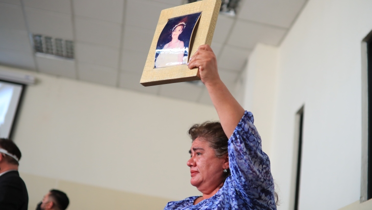 Rosa Elvira Franco, madre de María Isabel Véliz, durante la audiencia en que se dictó sentencia condenatoria contra el femicida. (Foto Prensa Libre: Hemeroteca)