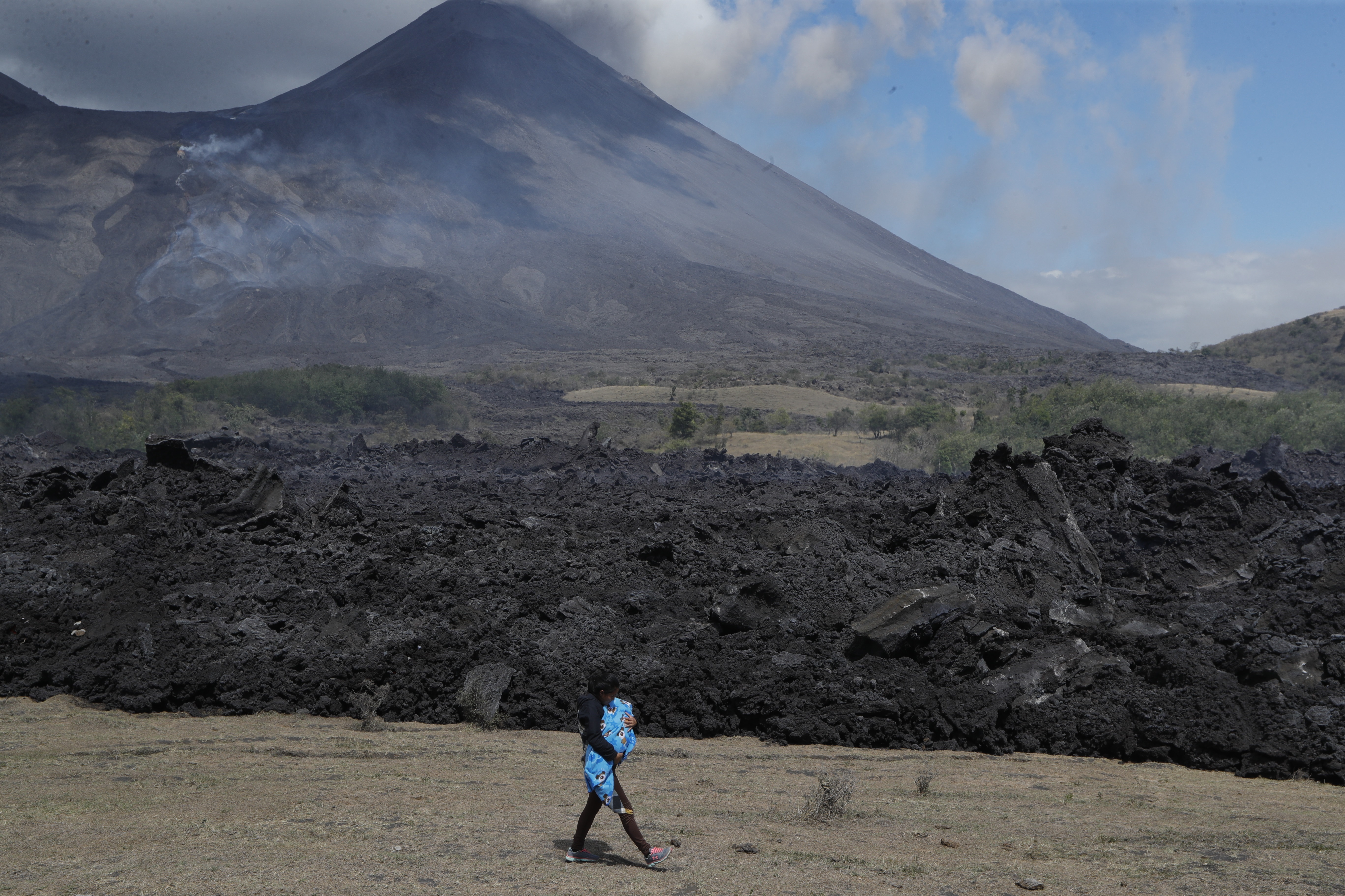 La actividad del Volcán de Pacaya presenta algunos cambios, según los reportes de la Conred, debido a que la lava se encuentra en dirección hacia la comunidad El Patrocinio. (Foto Prensa Libre: Esbin García)