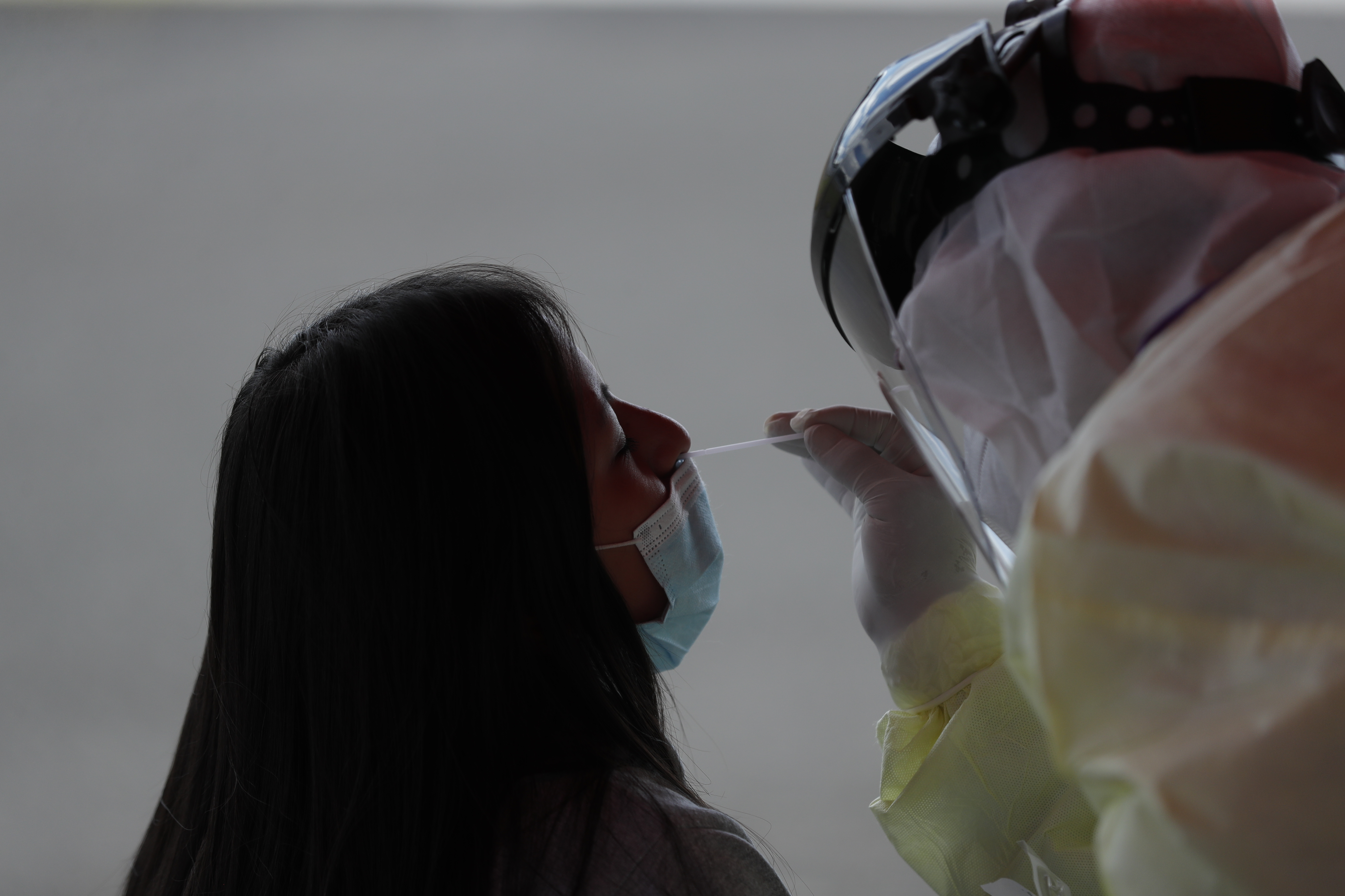 Ministerio de salud pública habilita centro para pruebas de hisopados en las instalaciones del parque Erick Barrondo. Varias personas hacen una fila vehicular y peatonal para poder realizarse la prueba Covid. 

(Foto Prensa Libre: Esbin García)