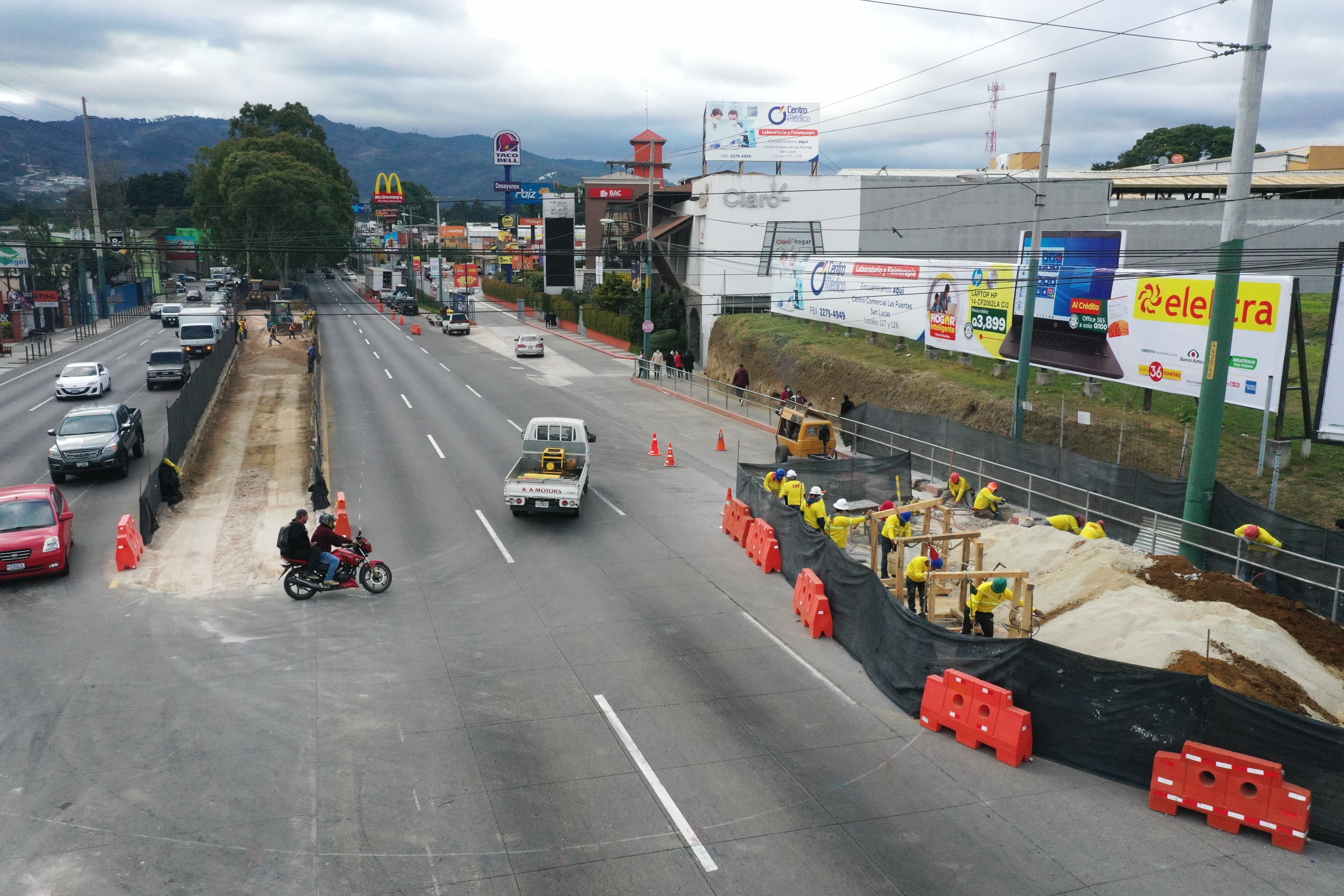 Menos del 15% de la ampliación presupuestaria para el CIV propuesta por diputados se utilizarían para inversión en carreteras. Construcción de un viaducto en San Lucas Sacatepéquez. (Foto Prensa Libre: Elmer Vargas)