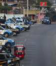 Fuerte presencia policial en el km 154 de la ruta Interamericana, en la entrada a Nahualá, donde se registraron ataques contra las fuerzas de seguridad. (Foto Prensa Libre: Carlos Hernández)  