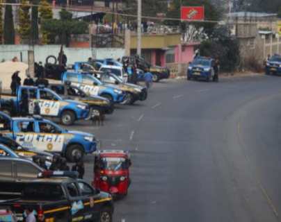 Fuerte presencia policial en el km 154 de la ruta Interamericana, en la entrada a Nahualá, donde se registraron ataques contra las fuerzas de seguridad. (Foto Prensa Libre: Carlos Hernández)  