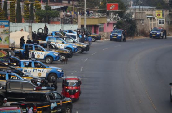 Videos: Pobladores de Nahualá arremeten de nuevo contra PNC, Ejército y fiscales del MP y los obligan a salir de comunidad (reportan policías muertos)