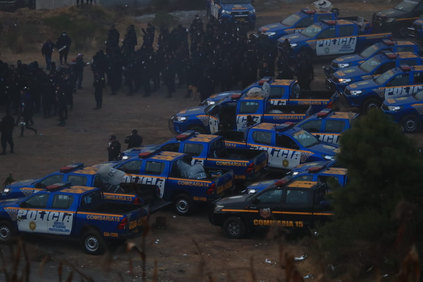  Varios agentes de la PNC se resguardan del frío que azota la Cumbre de Alaska, en Sololá, donde han instalado un campamento luego del ataque por parte de pobladores de Nahualá. (Foto Prensa Libre: Carlos Hernandez Ovalle) 