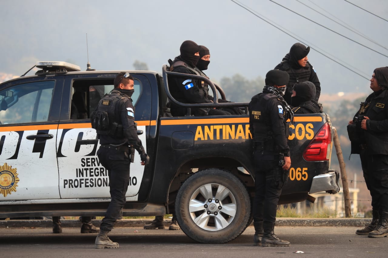 La PNC patrulla en la ruta Interamericana luego de ataque a las fuerzas de seguridad en Nahualá. (Foto Prensa Libre: Carlos Hernández)
