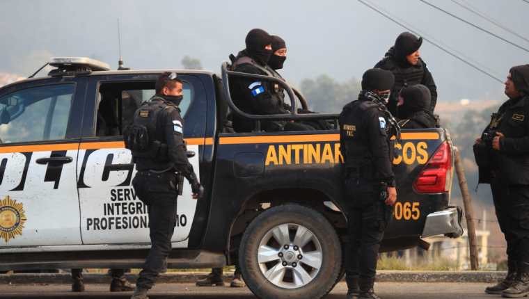La PNC patrulla en la ruta Interamericana luego de ataque a las fuerzas de seguridad en Nahualá. (Foto Prensa Libre: Carlos Hernández)
