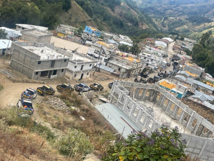 Desplegado PNC y de elementos del Ejército rumbo a la aldea Pachutiquim, Nahualá, con el objetivo de dialogar con los comunitarios y retornar a la zona. Fotografía: PNC. 