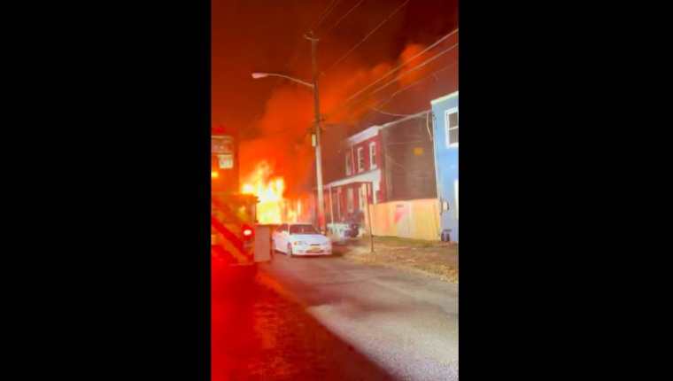 Durante las primeras horas de Navidad, vecinos de Trenton, New Jersey, se alarmaron por un incendio que causÃ³ la muerte de dos guatemaltecos. (Foto Prensa Libre: The Trenton Post)