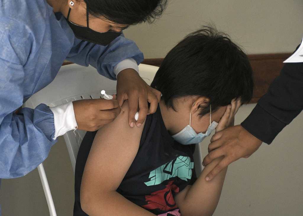 Varios países ya han adoptado la vacunación a niños menores de 12 años. (Foto Prensa Libre: EFE)