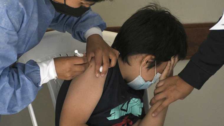 Varios países ya han adoptado la vacunación a niños menores de 12 años. (Foto Prensa Libre: EFE)