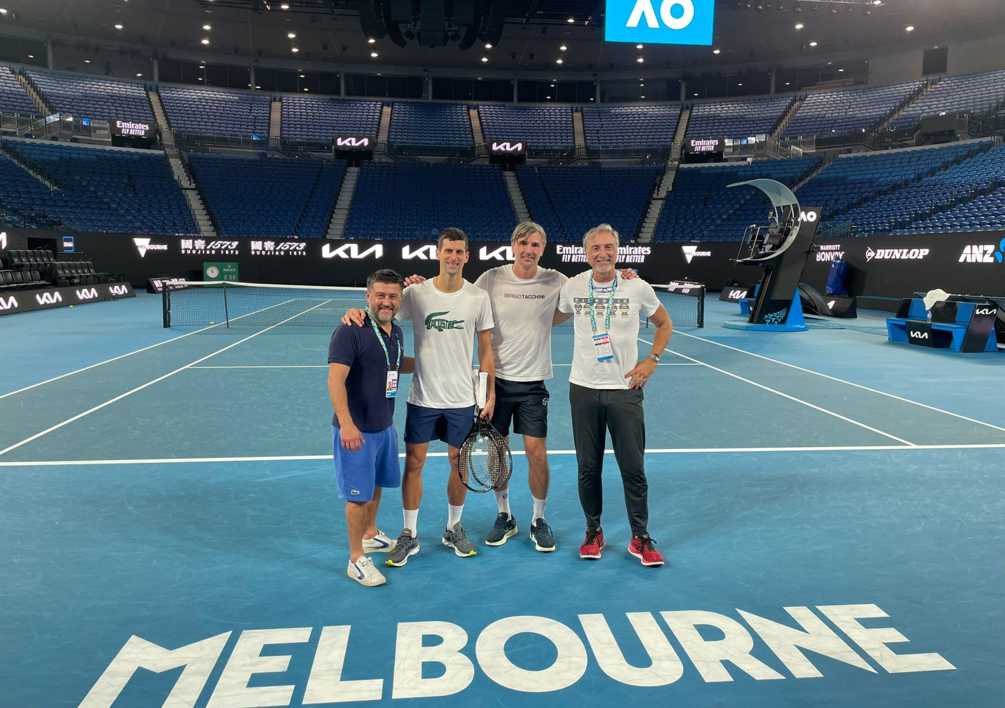 El tenista serbio publicó esta foto en su cuenta de Twitter en donde agradeció el apoyo que ha recibido en Australia por el asunto de su visado. Foto Novak Djokovic Twitter.