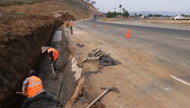 Un grupo de trabajadores de la empresa a que construyó el libramiento vehicular Chimaltenango, sigue trabajando a marcha forzada en la construcción de una cuneta de unos 10 metros de largo por 50 centímetros de ancho y un metro de alto, esto en el kilómetro 58 de dicha ruta donde el miércoles último, colapsó un drenaje y se inundó dicho tramo.