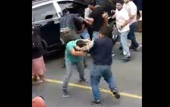 Grupo de personas se va a los golpes en la ruta Interamericana. (Foto Prensa Libre: Tomada del video de El Gráfico de Sacatepéquez)