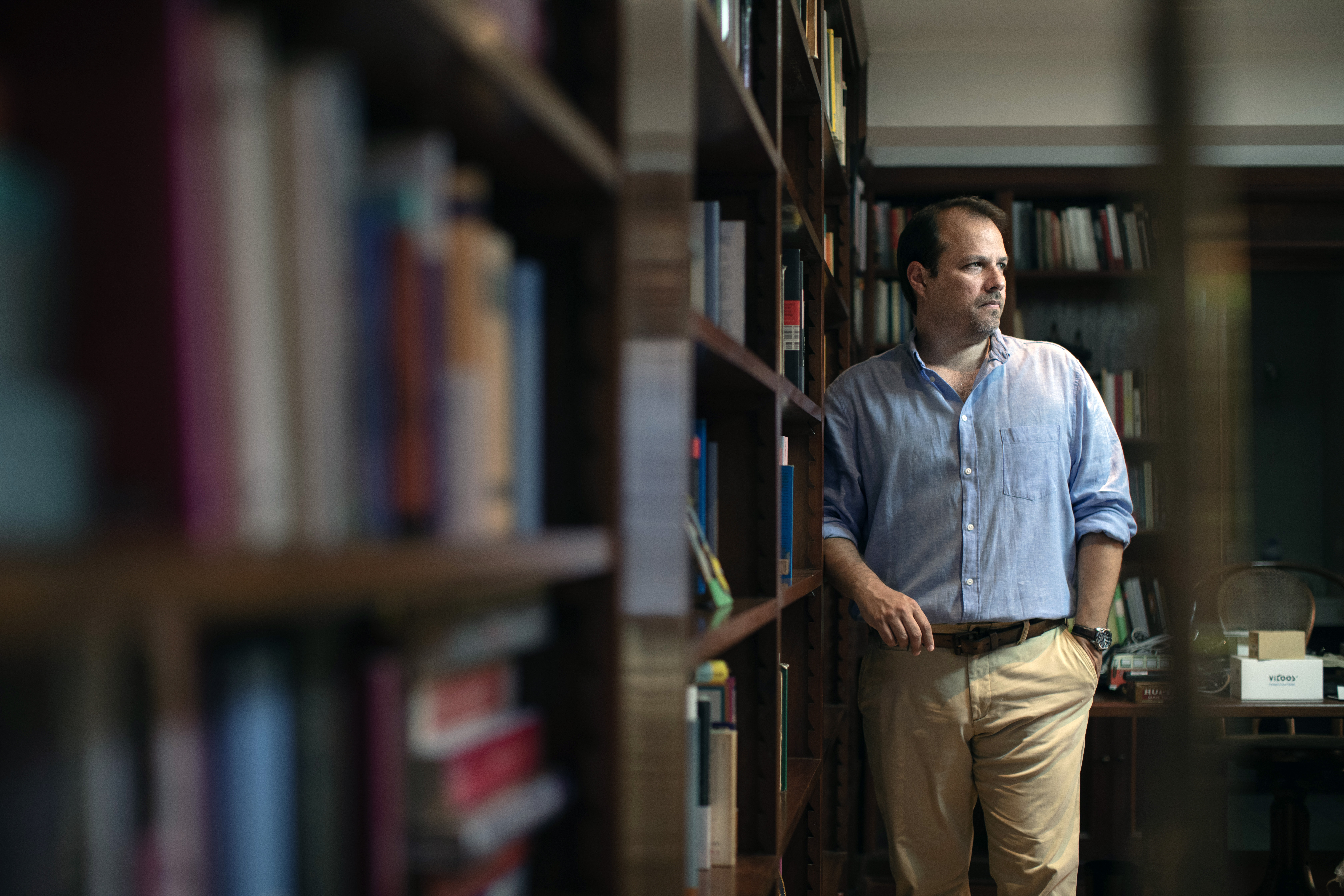 Jerónimo Pimentel, director de la editorial Penguin Random House en Perú, en su casa de Lima el 14 de enero de 2022. Pimentel está siendo legalmente responsable de una multa de US$100 mil luego de una demanda por difamación presentada por un político rico y poderoso. (Foto Prensa Libre: Ángela Ponce/The New York Times)