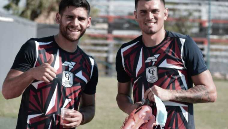 José Pinto muestra su alegría en el primer día de trabajo con el Tacuary FC, de Paraguay. (Foto Tacuary FC).