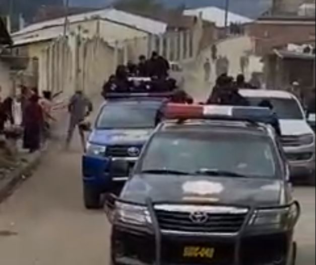 Agentes de la PNC y fiscales del MP huyen de la zona en la que fueron atacados por vecinos en Nahualá, Sololá. (Foto Prensa Libre: Captura de video)