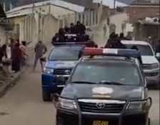 Agentes de la PNC y fiscales del MP huyen de la zona en la que fueron atacados por vecinos en Nahualá, Sololá. (Foto Prensa Libre: Captura de video)