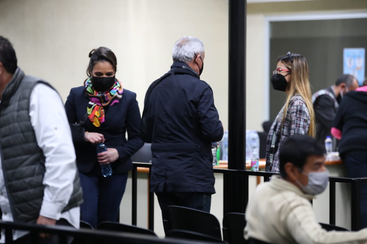 La exvicepresidenta Roxana Baldetti y el expresidente Otto Pérez Molina se cruzan durante la audiencia. (Foto Prensa Libre: Carlos Hernández)