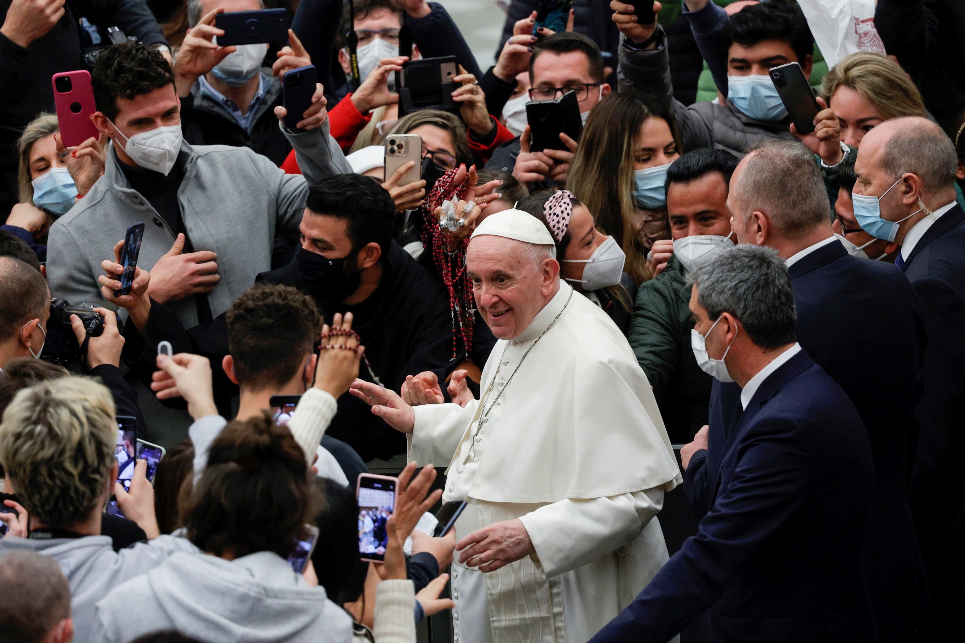 El papa Francisco participa en una audiencia en la sala Pablo VI del Vaticano y se refiere a la natalidad en el mundo. (Foto Prensa Libre: EFE)