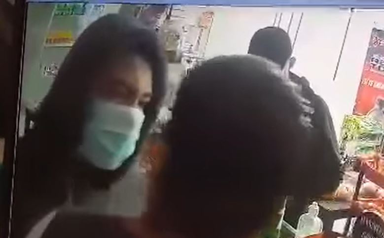 Graban momento del asalto en tienda en San Benito, Petén. (Foto Prensa Libre: Tomada del video de Noticias Mundo Maya Petén)