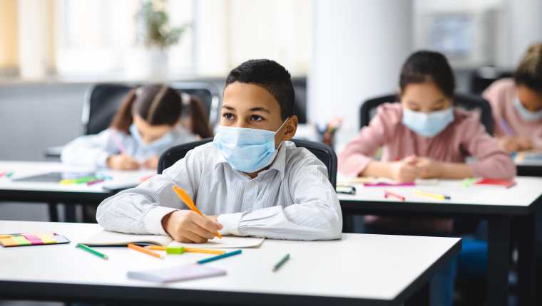 El uso de mascarilla es indispensable para el retorno a clases presenciales. La mejor será aquella que el niño soporte por más tiempo. (Foto Prensa Libre: Shutterstock).