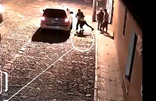 Video: Cámaras muestran el impactante momento del rapto de una mujer que termina en persecución en Antigua Guatemala